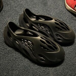adidas Yeezy Foam RNR Onyx - Size 10